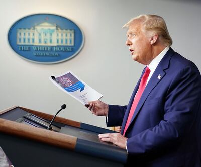 El presidente de los Estados Unidos, Donald Trump, con un manual de estrategias y un plan de distribución de la vacuna contra el covid-19 durante sus declaraciones.