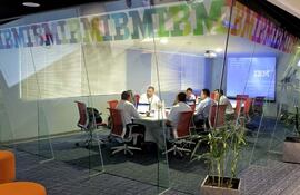 El gigante tecnológico Microsoft reducirá de manera sustancial sus operaciones en Rusia, después de que IBM decidiera abandonar el mercado totalmente, en línea con más de mil empresas internacionales que han suspendido o terminado sus actividades por las sanciones y la campaña militar en Ucrania.