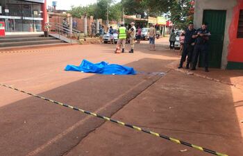 El joven murió en el acto tras caer de la carrocería del camión conducido por su hermano.