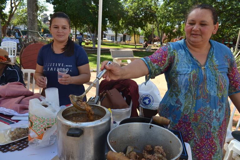 Durante la feria tendrás varias opciones de comidas típicas.