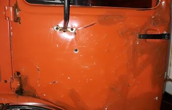 Varios impactos de bala se observan en la puerta del camión.