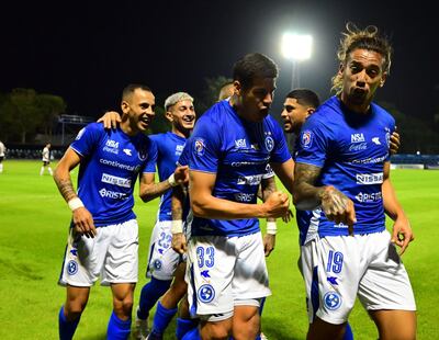 Da Costa (d) festeja su gol, rodeado de sus compañeros. El brasileño ingresó del banco y de un tiro libre marcó un golazo para darle el triunfo a Sol ante River.