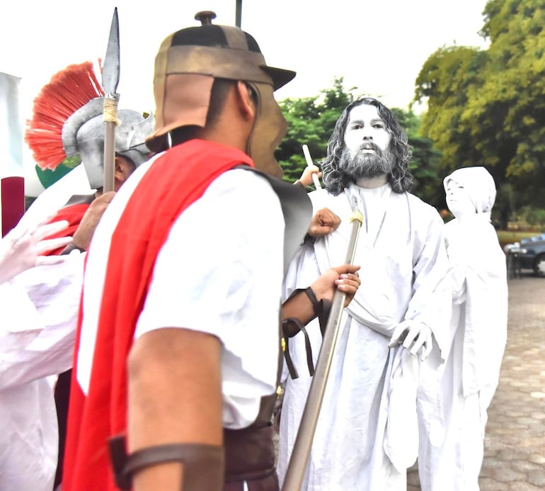 Puesta a punto para la recreación del víacrucis en Villa Elisa. Esta semana realizan las últimas prácticas.