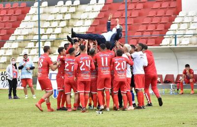 Festejo de los jugadores con el entrenador Humberto Ovelar después de la victoria ante Fulgencio Yegros