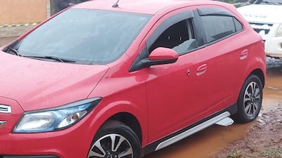 El vehículo da la victima presenta varios impactos de balas.