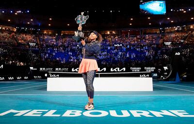 La japonesa Naomi Osaka posa con su trofeo de campeona en Melbourne, Australia (AFP).