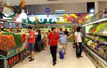 Hoy atenderán la mayoría de los supermercados.