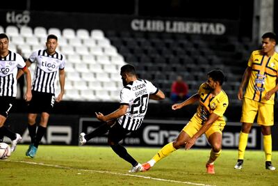 Antonio Bareiro define con clase ante la apresurada salida del arquero Víctor Samudio. Fue el segundo gol gumarelo.