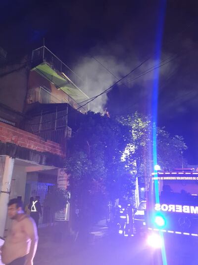 El incendio fue controlado por los bomberos antes de propagarse por todo el edificio.