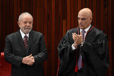 El presidente electo de Brasil, Lula da Silva (i) junto al presidente del Supremo Tribunal Electoral, Alexandre de Moraes (d) en la ceremonia de entrega del certificado electoral, en en Brasilia. (AFP)