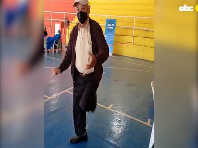 Don Atilio se puso a bailar de la alegria e instó a otros a vacunarse.