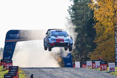 Impresionante el “vuelo” del Toyota de Elfyn Evans, ganador ayer del Rally de Finlandia (EFE).