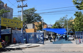 El populoso supermercado recibía diariamente a numerosos clientes incluso después de la confirmación de los primeros casos.