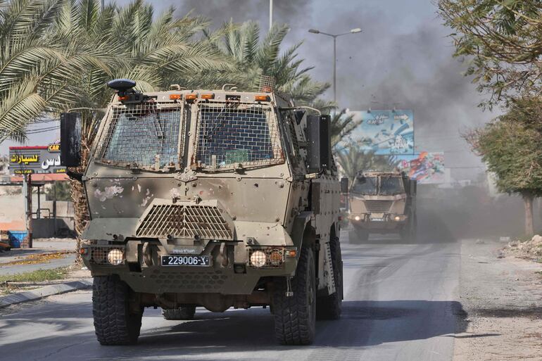 Vehiculos militares israelíes en Jericó.