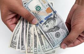 Cotización del dólar con leve retroceso este lunes, a G. 6.980.