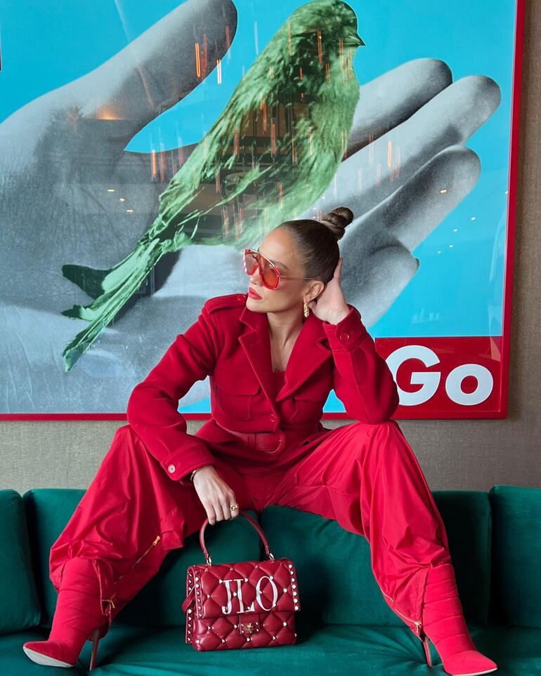 "Está empezando a parecerse mucho a la Navidad", escribió Jennifer López junto a las postales donde se la ve con un look "Total red". (Instagram/Jennifer López)