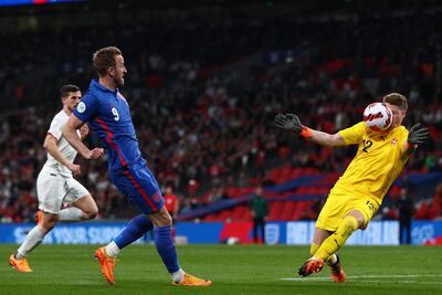 Harry Kane remata y el balón pega en el rostro del arquero suizo Jonas Omlin, durante el partido amistoso que Inglaterra ganó ayer por 2-1.