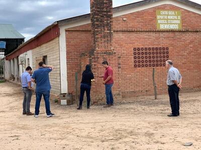 Técnicos del BNF verificando uno de los tantos lugares en donde se podría construir un sede nueva.