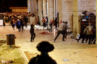 Miembros de las fuerzas de seguridad israelíes chocan con manifestantes palestinos en el complejo de la mesquita al-Aqsa en Jerusalén, ayer 7 de mayo.