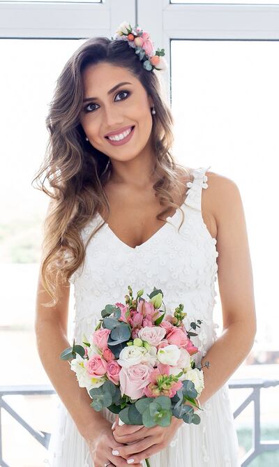 La novia lució un vestido creado por Nicole Burkholder.