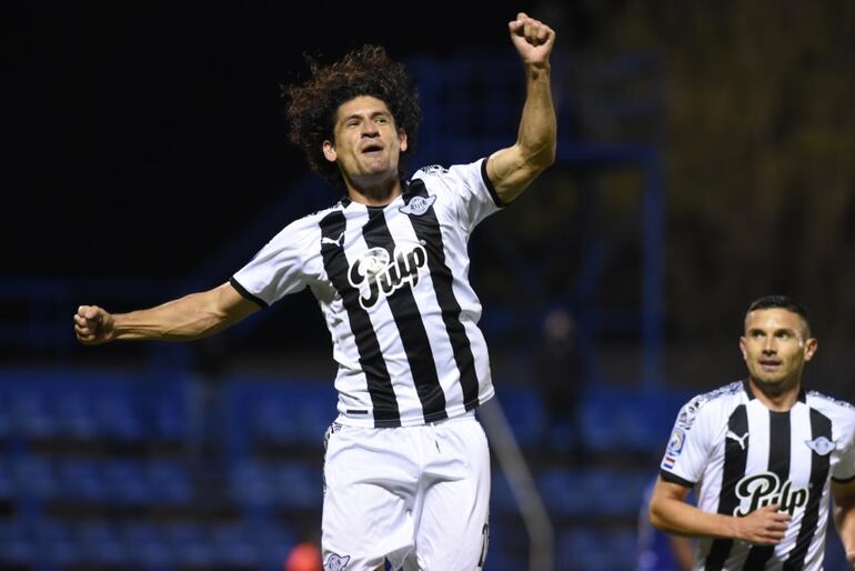 Blas Cáceres festeja tras anotar el primero del gumarelo. Libertad es el escolta del líder Cerro Porteño.