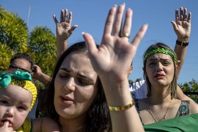 A dios rogando.... mientras en Brasil la Policía Federal encontró en la casa de un exministro del expresidente Jair Bolsonaro el borrador de un decreto que habría permitido al líder de la ultraderecha intentar cambiar el resultado de las elecciones, un grupo de partidarios suyos reza frente a la casa donde se aloja en Florida, Estados Unidos.