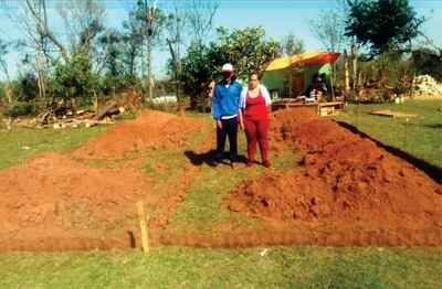 El matrimonio compuesto por, Ignacio Cáceres e Inocencia Zarza, se encuentran levantando lentamente su vivienda.