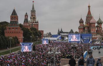Los rusos se reúnen para una celebración después de una ceremonia para firmar tratados sobre la adhesión de nuevos territorios a Rusia en el centro de Moscú, en septiembre pasado.