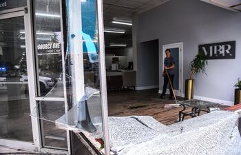 Morgan Griffin 48, limpia los destrozos causados por el huracán Sally cuando tocó tierra en Alabama