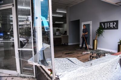 Morgan Griffin 48, limpia los destrozos causados por el huracán Sally cuando tocó tierra en Alabama