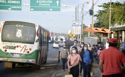 Hace semanas que los pasajeros aguardan más de lo habitual debido a regulada de buses.