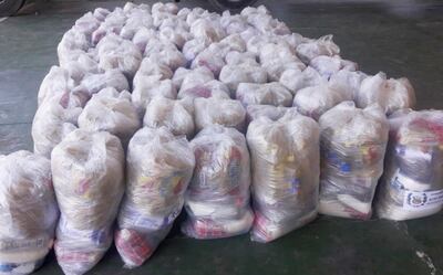 El kit con víveres entregado por la Gobernación de Alto Paraguay pesa 20 kilos.