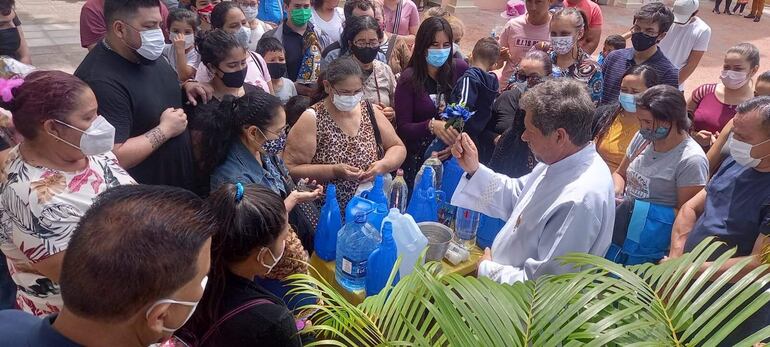 En Tupãsy Ykua hubo bendición de agua y objetos de piedad.