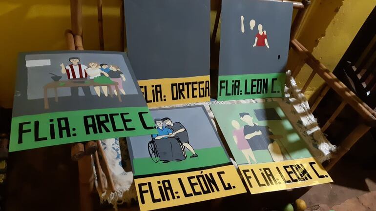 Los carteles que indican la casa de familia en Tañarandy, son restauradas por la artista Chely Thompson.