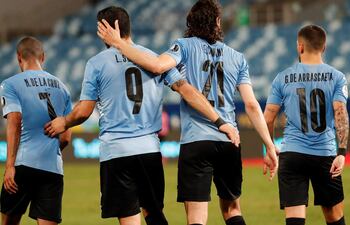 Luis Suárez (c-i) y Edinson Cavani (c-d), de la selección uruguaya, que quedó eliminada en cuartos de final.