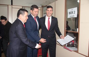 Horacio Cartes, Pedro Alliana y Santiago Peña cuando inscribieron las candidaturas de Honor Colorado.