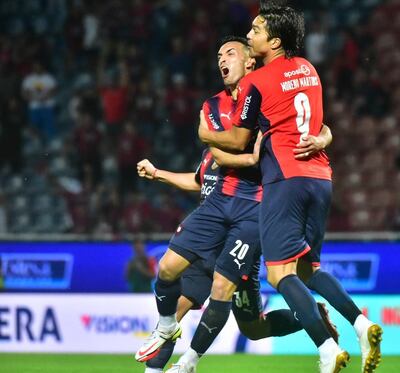 Alfio Oviedo y Marcelo Moreno celebran uno de los goles del Ciclón. Oviedo anotó los tres.