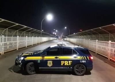 Un móvil de la Policía Federal brasileña bloquea el acceso al puente de la Amistad.