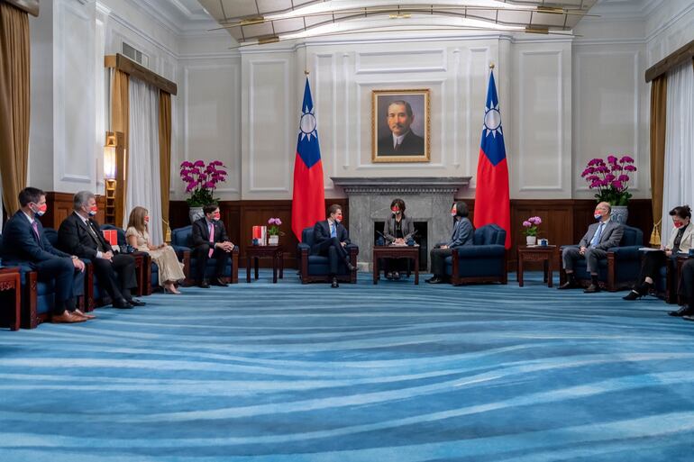 Delegación paraguaya, liderada por el ministro Luis Castiglioni, conversando con las autoridades de Taiwán, en misión económica. Luego de ese viaje se anunció la auditoría a la cadena de la industria porcina.