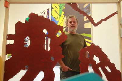 El artista mexicano Enrique Hernández posa junto a piezas de su exposición "Traspasar un jardín (el edén enmarañado)", en el Museo Cabañas en Guadalajara, Jalisco (México). Inspirado en imágenes de Google Earth y en monumentos de la ciudad mexicana de Guadalajara, Hernández crea un festín visual lleno de formas y colores en la exposición "Traspasar un jardín (el edén enmarañado)", que fue inaugurada este fin de semana.