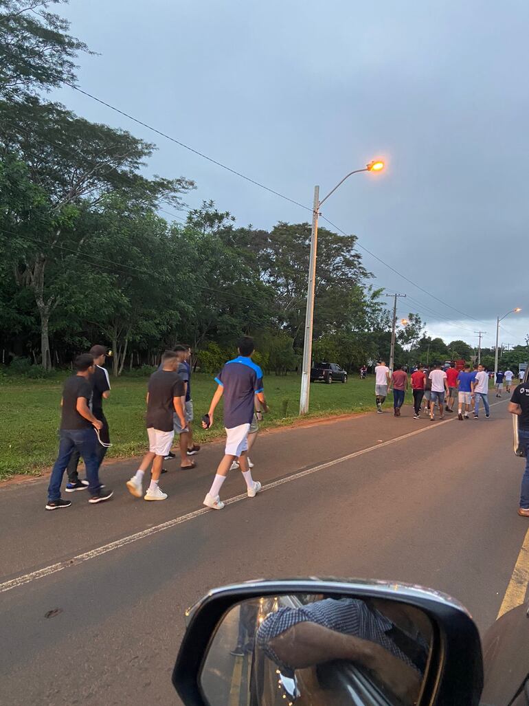 Los futbolistas del 2 de Mayo de Pedro Juan Caballero tuvieron que descender del bus que los trasladaba al barrio Trinidad y continuar caminando por unos kilómetros, al no poder avanzar por el cierre de ruta.