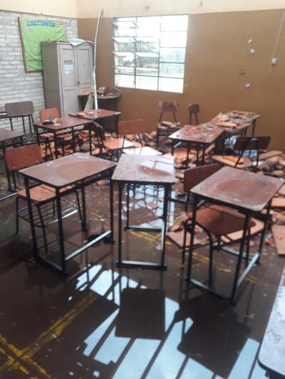 Aula de la escuela Juan 23, del barrio Republicano, donde el techo se vino abajo debido al fuerte viento y el agua inundó la clase.
