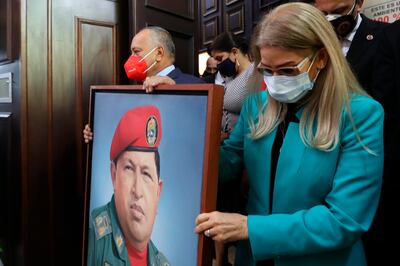 La primera dama de Venezuela, Cilia Flores (d) y el líder chavista Diosdado Cabello (i) participan en una ofrenda floral este martes en la Plaza Bolívar del centro de Caracas.