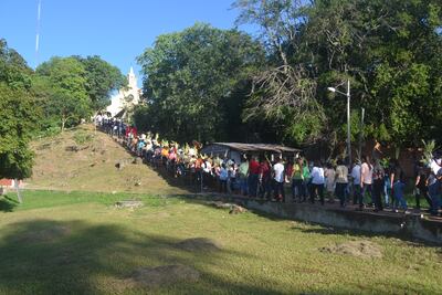 Numerosos católicos suben al cerro donde se encuentra la catedral para participar de la bendición de palmas en el inicio de la Semana Santa.