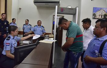 Indígenas miembros de la Anivid llegaron al Ministerio del Interior en busca de una reunión con el titular de la cartera, Federico González, que no les atendió. Ni la promesa de mantener reuniones de trabajo, cumple con los indígenas el Gobierno.