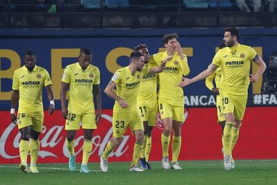 El defensa del Villarreal Pau Torres (2-d) celebra con sus compañeros tras marcar el 2-0 durante el partido de la jornada 19 de LaLiga Santander entre el Villarreal CF y el Levante UD, este lunes en el estadio de La Cerámica en Vila-real.