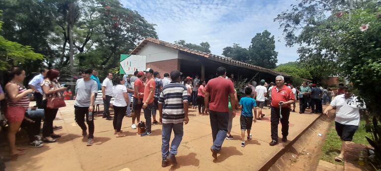 Concurrida participación de electores en el Colegio Multi de Caacupé.