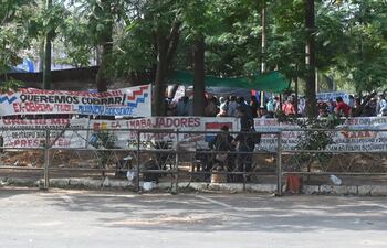 Exobreros de Itaipú se movilizan hoy una vez más para exigir la aprobación de una millonaria repartija en concepto de "indemnización".