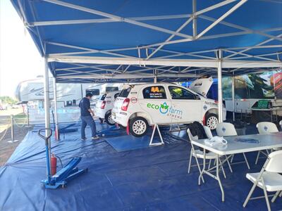 Los autos están preparados para la competencia en el sur