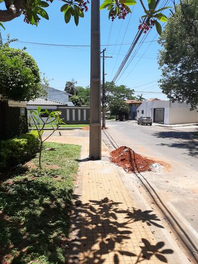 Columna de la ANDE, en medio de la vereda